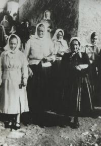Josefova matka vlevo, kmotra Petronila vedle ní - cestou z kostela, 1931, Brloh