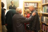 Vernisáž výstavy v Husově knihovně v Modřanech, vlevo Josef Hošna, vpravo Hošnův přítel Ing. Kolařík, který výstavu uváděl; Modřany, 23. 3. 2015