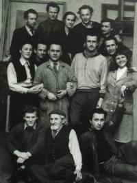 Friends at the academy,1953. From left: František Juriška, Oldřich Lušovský, Marie Bógnerová, Jaroslav Kábrt, Karel Klein, model, Josef Hošna, František pulec, Milan Med, Jan Sedláček, Eliška Beranová, Ignác Kolčak, model Fridrich Tlustý, Josef Peca