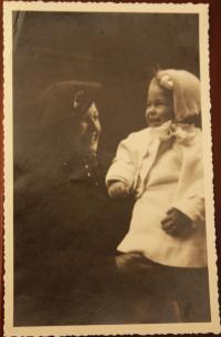 Lydia Piovarcsy as a child with her mother