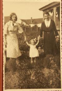 Lydia Piovarcsy as a child with her mother and grandmother