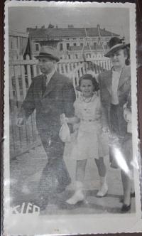 Lýdia Piovarcsyová s rodičmi
