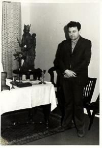 Jaroslav Duka při domovní prohlídce Státní bezpečností, Plzeň červenec 1981
