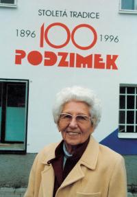 Pamětníkova matka Krista Podzimková během oslav stého výročí založení firmy Podzimek a synové