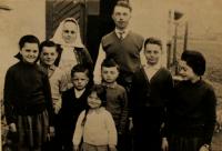 Štefanovi rodiče a všichni sourozenci, Štefan druhý zprava, Jindřichovice, před jejich druhým domem č. p. 345, 1961 nebo 1962