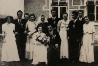 Svatba Štefanovy tety (pojala za chotě Bulhara), Jindřichovice, před domem č. p. 267, 1951