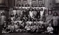 The first grade of basic school (witness in lower row fourth from left) in Kolín