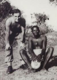 Velimír Macharáček s africkým vojákem