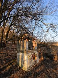 Destroyed cross in the defunct village Štolnava (Prameny, Stollenhau in German).
