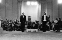 Kasal Jan - vlevo, vpravo sólista František Mílek 2.8.1978  komorní orchestr pražské konzervatoře ve Valdštejnské zahradě