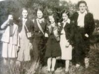 Sestra Renaty Hönigsberové Lea (na snímku třetí zleva) na hachšará v Manchesteru. 1940