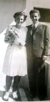 Svatební foto novomanželů Renaty Hönigsberové a Alexandra Weisse, kteří přijali hebrejská jména Shoshana a Shmuel a příjmení Zachor, 1946