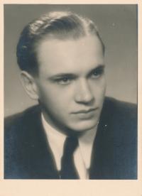 Branislav Tvarožek, 1946 - maturitní foto