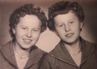 Twins Eva and Ludmila in 1958