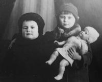 Little Zdeněk with sister Milada (born in 1922, died in May 1943) - captured in 1927