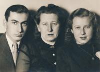 Stanislav Husa – dobová fotografie s matkou a sestrou pro otce ve vězení, 1944-45