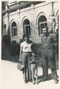  Stanislav Husa – s manželkou a dcerou na dovolené po propuštění z vězení, dobová fotografie, 1956