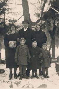 Stanislav Husa – family photograph with his father and mother (on the very left) and sister (on the very rights), Košice, historical photograph, 1933-34