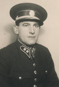 Stanislav Husa – portrét otce Josefa Husy v policejní uniformě, dobová fotografie 