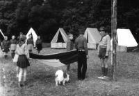 Vztyčování vlajky na skautském letním táboře u Manětínského potoka v létě 1969