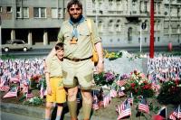 Jiří Wicherek se synem před základním kamenem pomníku Díky Ameriko, 1990