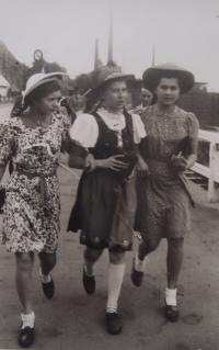 Renata Sandnerová (uprostřed) se spolužačkami (Praha, 1940 až 1945)
