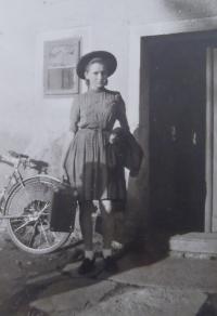 Renata Sandner in front of the house of her family in Opatov (1940-1945)