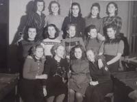 Renata Sandnerová s kamarádkami z internátu (Praha–Dejvice, 1940 až 1945)
