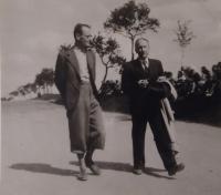 Ředitel Voit (vpravo) na školním výletě (1940 až 1945)