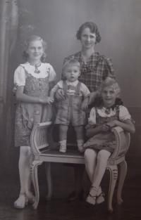  Renata Sandner with her brother, sister and mother (1930s)