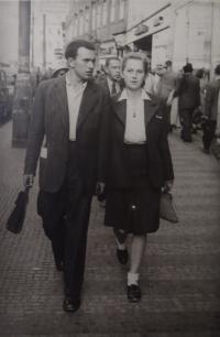 Renata Sandnerová a Antonín Plášil na výletě (Praha, kolem 1948)
