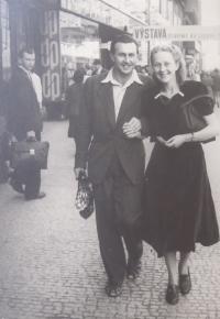 Renata Sandnerová a Antonín Plášil na výletě (Praha, kolem 1948)