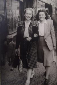 Renata Sandnerová a Marianne Tauerová na výletě (Praha, kolem 1948)