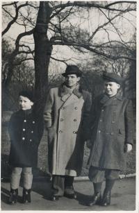 Zdeněk Kukal (1. zleva) se strýcem Šimkem (40. léta)