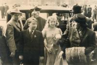 Svatba bratrance Šámala u sv. Ludmily na náměstí Míru (1947)