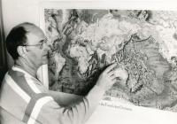 Zdeněk Kukal před mapou oceánského dna (1995)