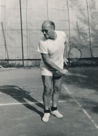 Playing Tennis (2000)