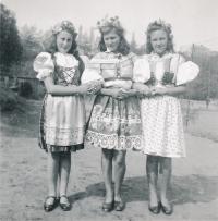 Olga Raisová (1. zleva) na oslavě dne mládeže (1943)