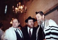 The inauguration of Karol Sidon (centre) to the post of Prague and nationwide rabbi in the presence of Ariel Institute founder She’ar Yashuv Cohen (right), who granted him smicha (rabbinical ordination), Prague 1992