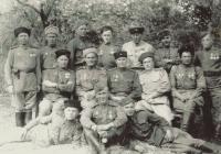 1945, květen, Hrušovany u Brna, vojenský oddíl Rudé armády, Ján Novenko dole napravo