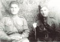1945, květen, Ján Novenko se staršinou, mužem, který se o něho na frontě staral
