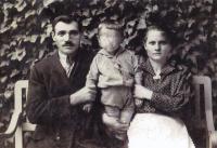 Rodiče Jána Novenka s nejstarším  bratrem (začátek 20. let)