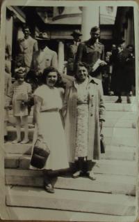 Erika Juklová with her mother after the war