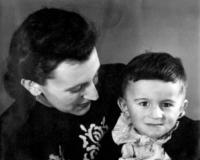 Trojročný Milan Lasica s matkou
