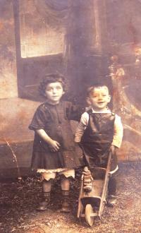 Elisabeth Feldmannová, maminka Eliho Stahla, s mladším bratrem Janem Feldmannem. 1916.