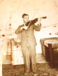 strýc Eliho Stahla Emanuel Feldmann (mladší bratr maminky, narozen 1915). Hrál ve slovenské filharmonii, izraelské filharmonii a v době 2. světové války v orchestru anglické armády. 1934.