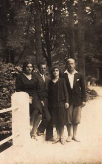 skupinová fotografie; zprava rodiče Eliho Stahla, Vojtech Adalbert (Bella) Stahl a Elisabeth Feldmannová. 1930.