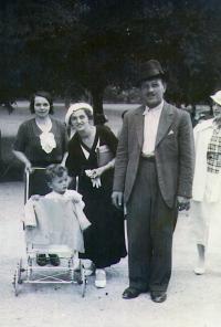 Igor (Eli) Stahl v kočárku. Zprava tatínek Vojtech Adalbert (Bella) Stahl, maminka Elisabeth Stahlová a chůva. 1935
