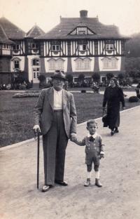Igor (Eli) Stahl with his grandfather, 1937