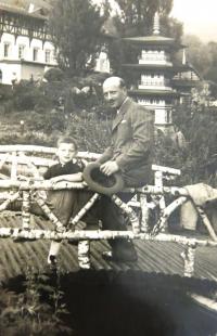 Igor (Eli) Stahl s tatínkem v Luhačovicích. 1938